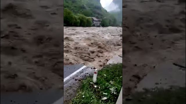 Размыло край дороги из за паводка в Армении