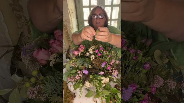 VIDEO 5 Blossom with Laura...'how to make a floral table display using chicken wire'
