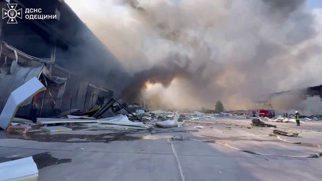 В Одессе пожары. Давно дождя не было. Сгорел логистический центр ВСУ. В здании хранили боезапасы и д