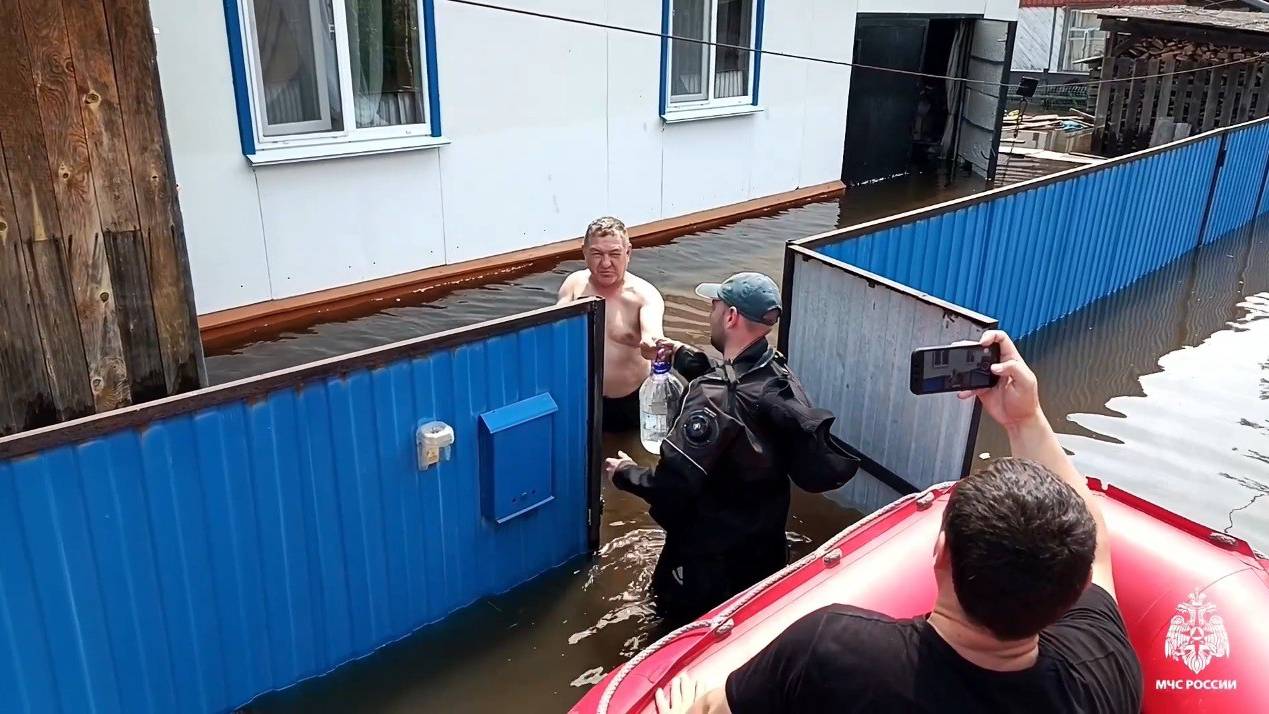 Откачали более 1 млн кубометров воды: МЧС России помогает пострадавшим от паводков жителям Приморья