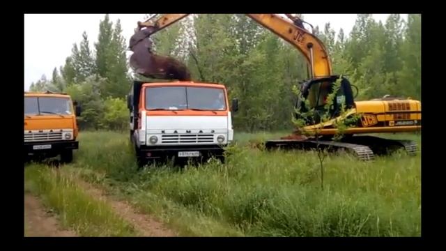 Выкапывают землюпесок для строительства дороги