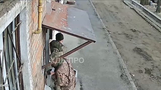 В Днепропетровске военкомы проникают в подъезд, маскируясь под простых алкашей