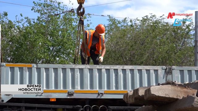 В Волгограде на реконструируемом участке наземной линии СТ завершается установка опор