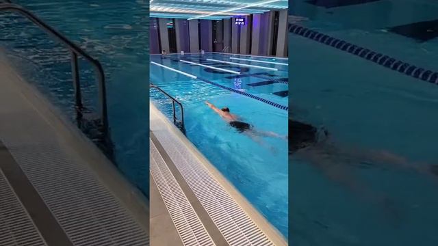 Тренировка плавания. Выполняет доктор Леонид Буланов.