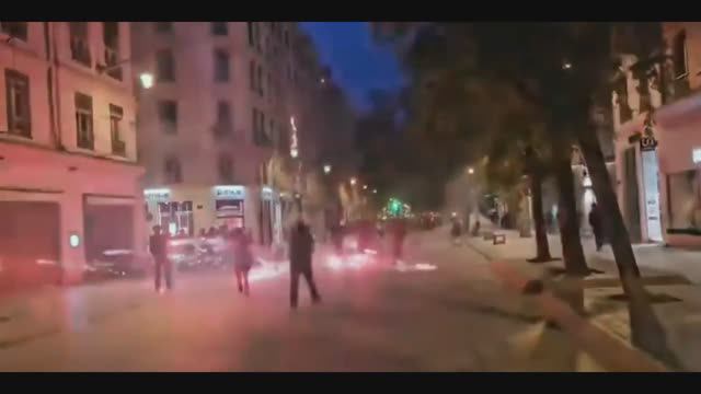 Франция - начались первые стычки протестующих против результатов выборов с полицией