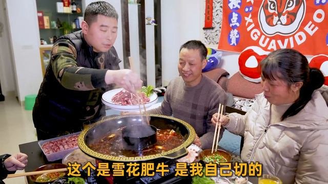 【超小厨】四川人的年夜饭都吃啥？红红火火又麻辣的红油火锅，吃起来真过瘾