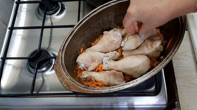 Как же вкусна домашняя еда. У нас сегодня капуста с курицей.