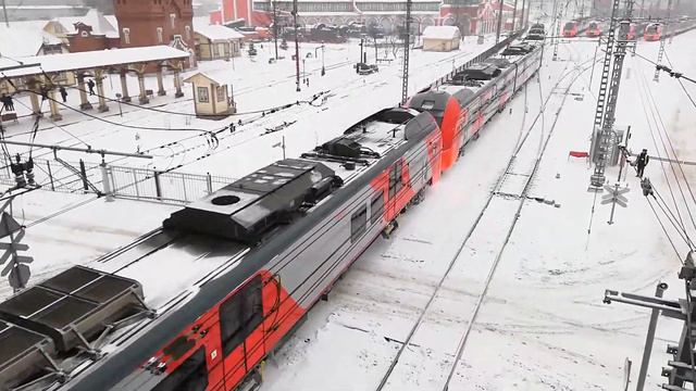 Электропоезд "Ласточка" отправляется из депо на маршрут