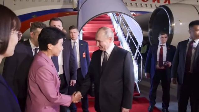 Кадры прибытия Путина в китайский Харбин в рамках его зарубежной поездки.