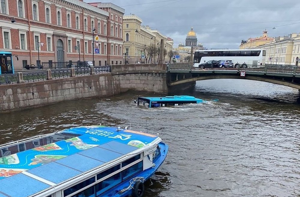 В Петербурге с моста в реку рухнул автобус с пассажирами / События на ТВЦ