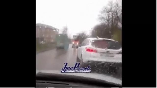 ukladka asfalta pod livnem