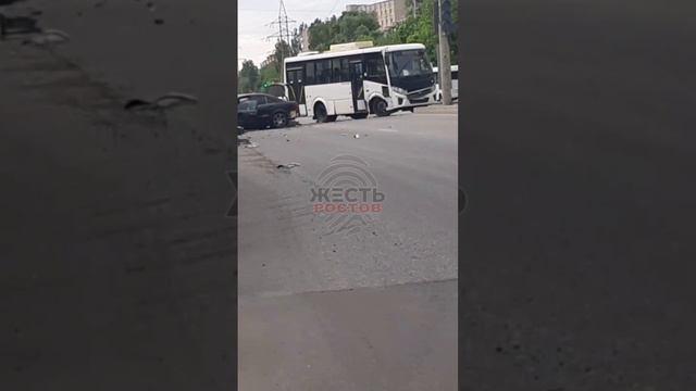 Кадры с места ДТП с пассажирским автобусом по улице Вятская. 📹