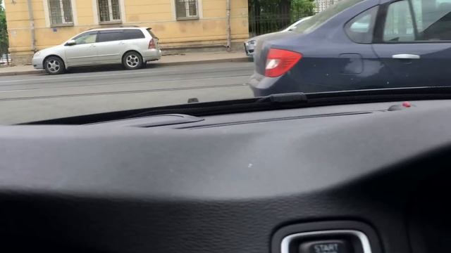 Видео использования передней камеры Volvo XC70