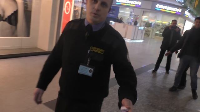 Охрана ТЦ напала на покупателя и пыталась отобрать покупки