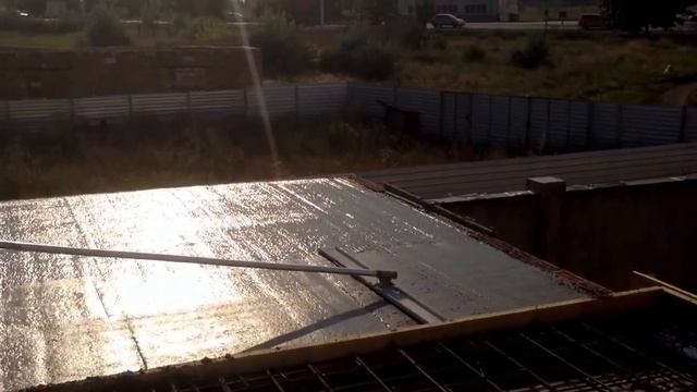 Заглаживание монолитной плиты после виброрейки
