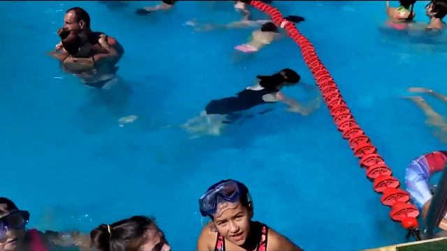 Девчонки учатся плавать в бассейне
