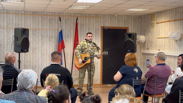Композитора и певца Дмитрия Клычкова пригласили выступить на концерте для жителей Нагорного района