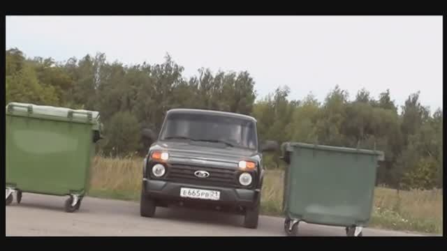 Мусорные баки в помощь обучению вождения.