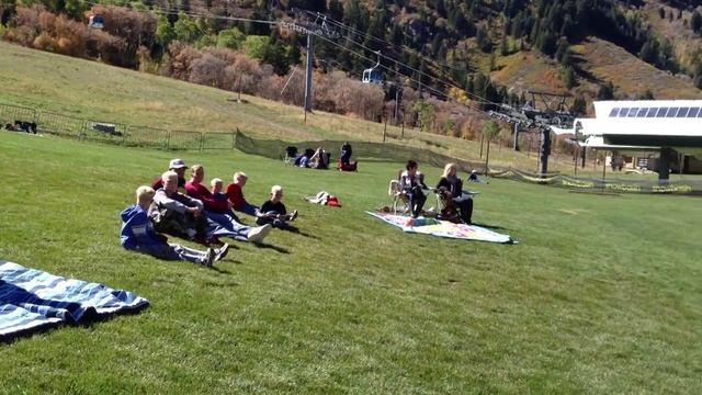 Пикник в горах на курорте "Snowbasin". Роды в Солт-Лейк-Сити, США.