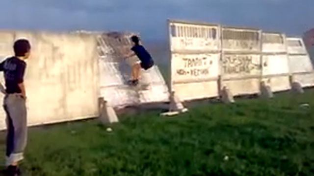 Забор шатает.mp4