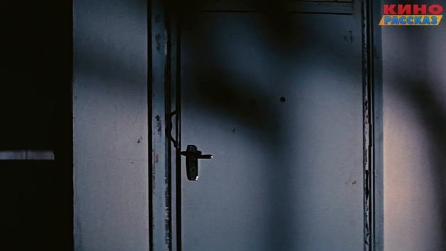 Он сражается с величаишими боицами чтобы спасти ресторан девушки