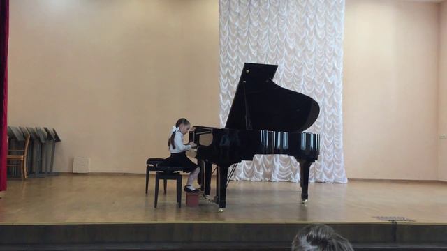 Полина играет на рояле