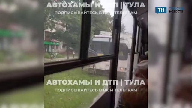 В Туле водитель троллейбуса не вписался в поворот и влетел в столб