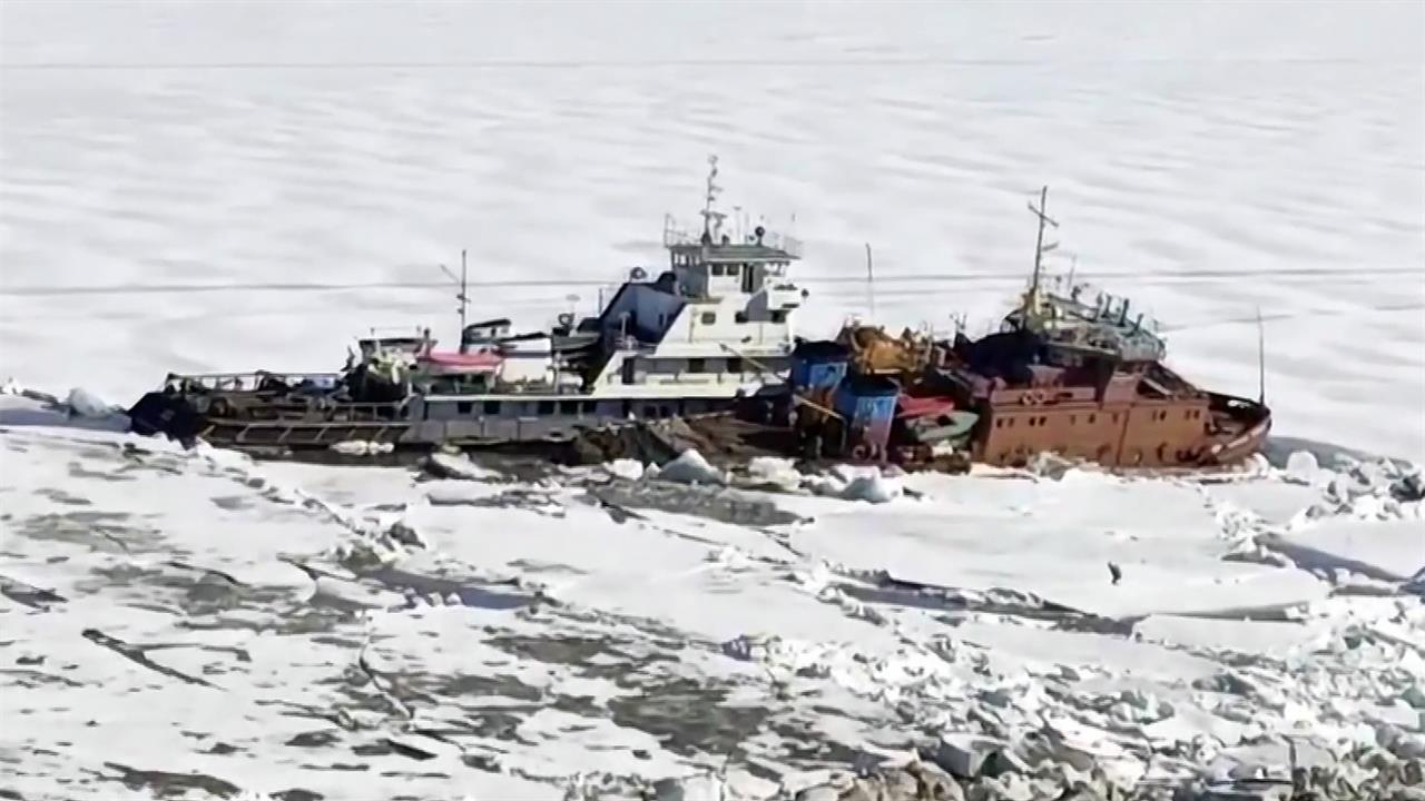 Два теплохода затонули на реке Лене в Якутии из-за весеннего ледохода
