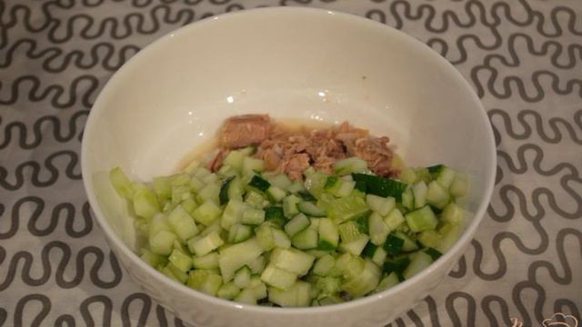 Рыбный салат с яйцом, рисом и огурцом