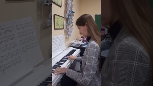 ??"Ці сни"( із т/с "Свати"). Виконує викладач фортепіанної студії "Грати легко " Піхтерьова Ксенія?