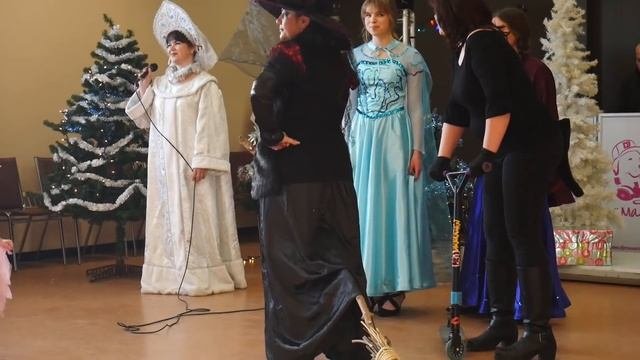 День 17. Адвент календарь 2019. Новогодний Утренник! Первые подарки на Новый Год Детскоевидео
