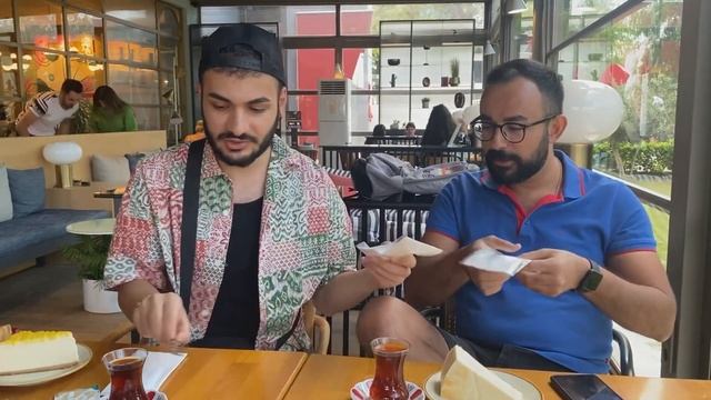 MUAZZAM BİR CAFE BAŞKA OL KİTAPLAR YİYECEKLER DEKORASYON!   ANTALYA DEDEMAN VLOG