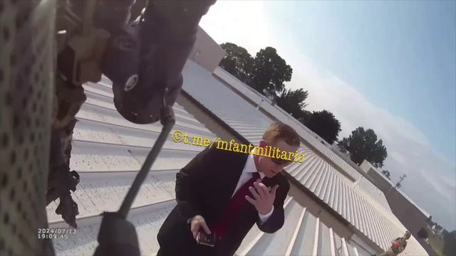 Видео, как полицейские и Секретная служба обсуждают убийцу Трампа рядом с его трупом