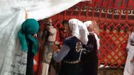 Вместо имен на кольцах надпись: "Kyrgyzstan" Как иностранцы сыграли свадьбу по кыргызским традициям