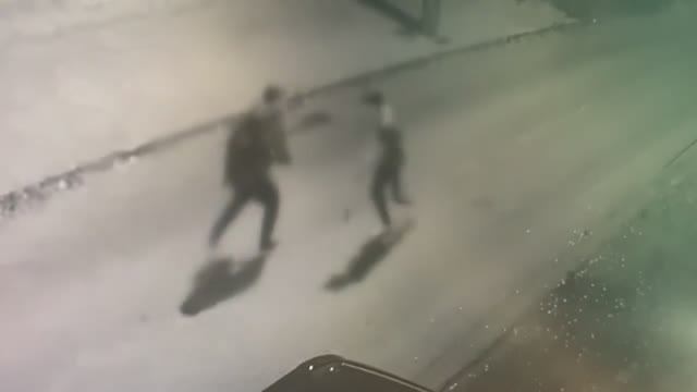По горячим следам: в Шуе конфликт между двумя посетителями бара попал на камеру видеонаблюдения