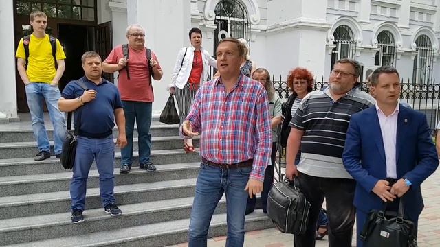 Предложение прекратить. Прокурор перешёл на ТЫ с работниками суда. Это смущает)