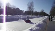 Высокая деревянная горка в центре Вологды. Я качусь.