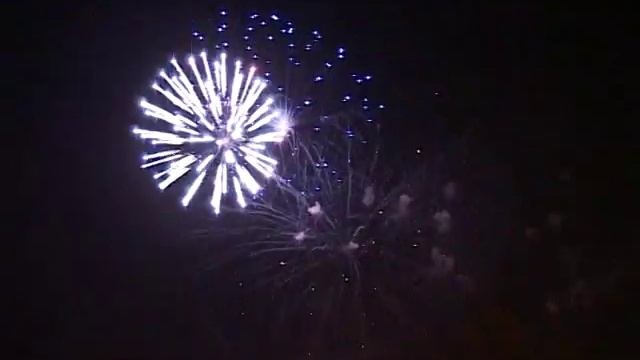 Феиерверк Салют на день города Энгельс 2008.VOB