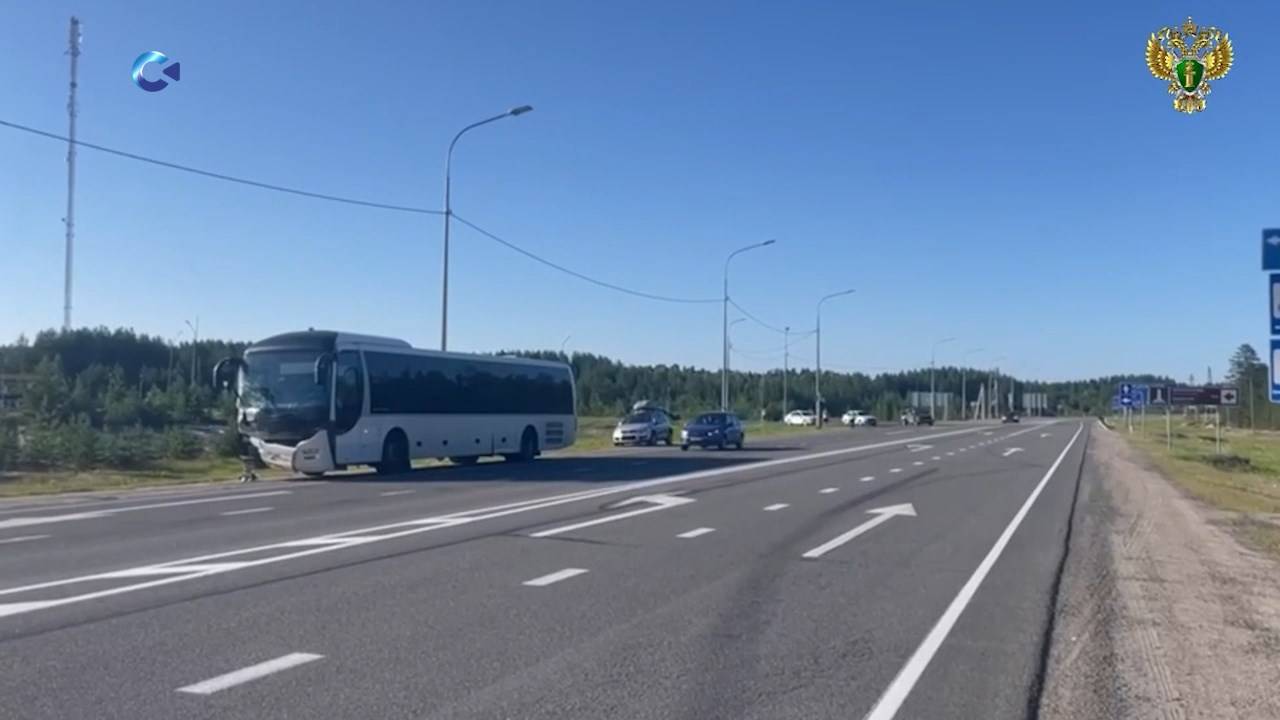 На трассе «Кола» в Карелии столкнулись легковой автомобиль и пассажирский автобус