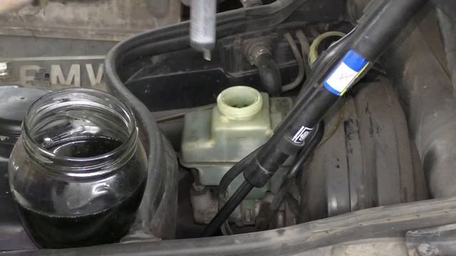 Bmw e38. Замена рычагов задней подвески. Как снять суппорт, замена задних колодок..mp4