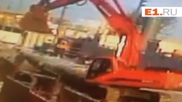 Ковш экскаватора упал на прораба в Екатеринбурге