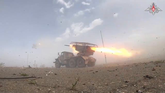Массированный артиллерийский удар: расчет РСЗО БМ-21 «Град» поразил район сосредоточения живой силы