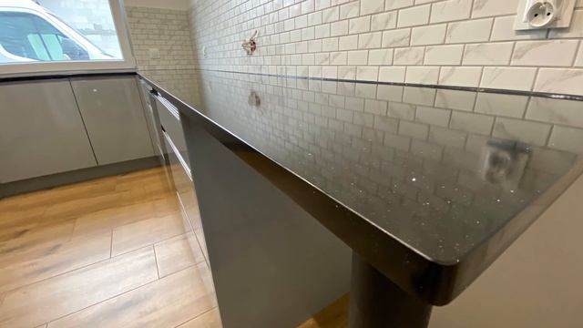 Czarne Połyskujące Blaty Kuchenne Z Konglomeratu