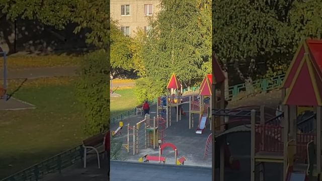 Бешеная бабка бьет детей на детской площадке