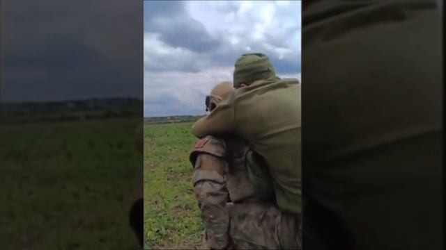 Раненый ВСУка пел гимн России пока его спасал Российский Боец.
