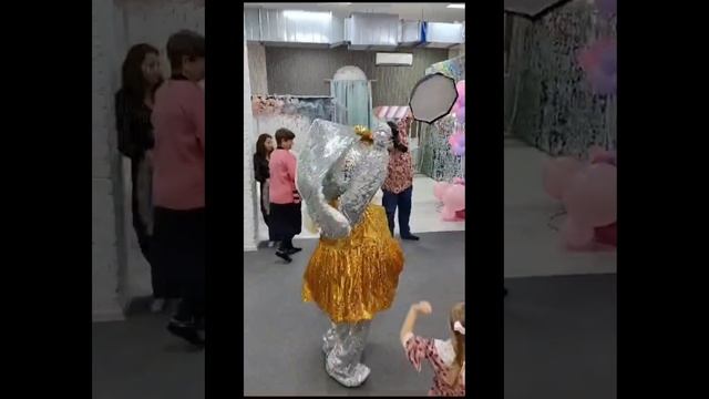 Зайка Молли поздравляет детей.