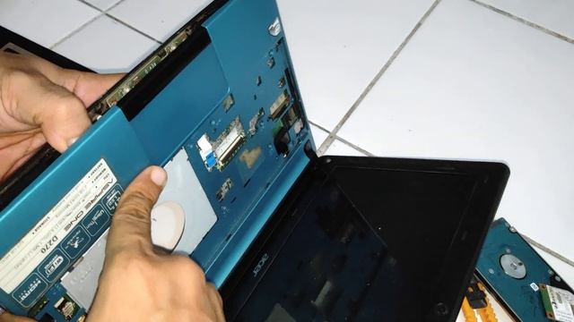 Tutorial membongkar netbook Acer one D270
