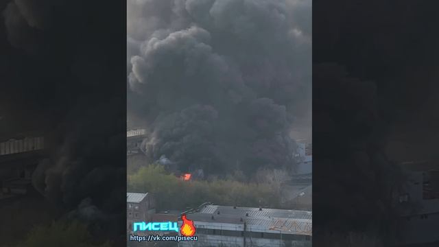 🔥Сильный пожар в нежилом двухэтажном здании на Иртышском проезде.