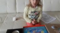 Анжелика делает поделку на холсте