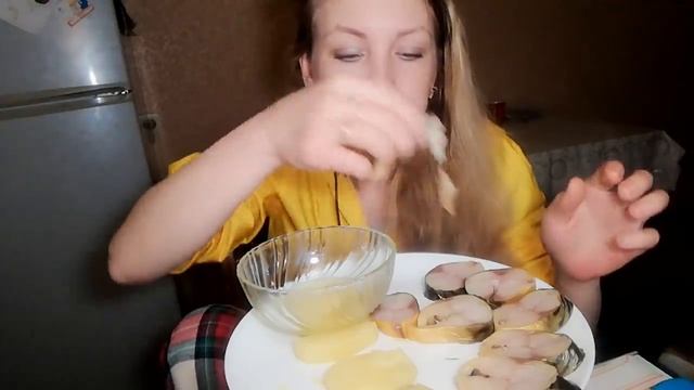Мукбанг скумбрия копчёная ная (муж мой любимый загулял) .